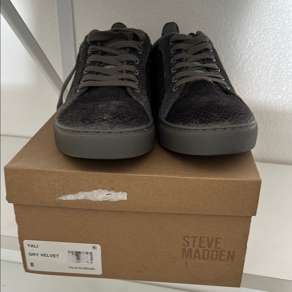 Steve Madden Gray Sneakers with Textured Upper and Padded Tongue